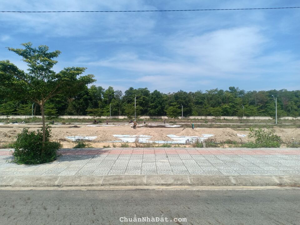 Tôi chính chủ bán gấp lô đất 169.50 m2. Giá 452 triệu. Lh: Hoàng Yến để được hỗ trợ xem đất và sổ.