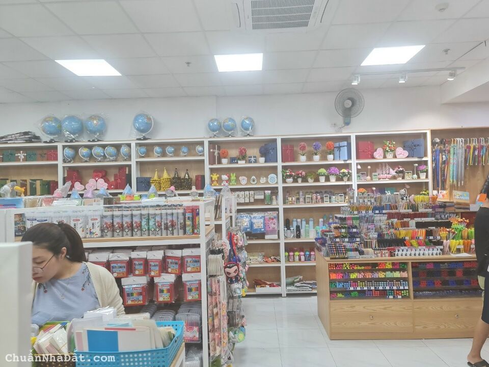 Bán Shop chân đế Vinhomes căn góc-Vị trí đẹp nằm tại toà 1200 căn hộ-Liên hệ 0931.226.998