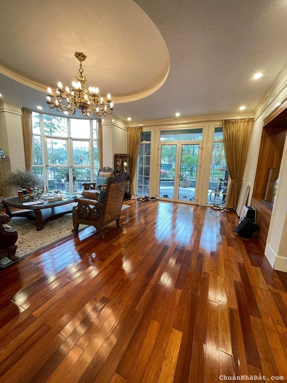 Biệt thự sân vườn Ciputra - 305m2 - lô góc 3 mặt thoáng - mặt đường chính Khu đô thị