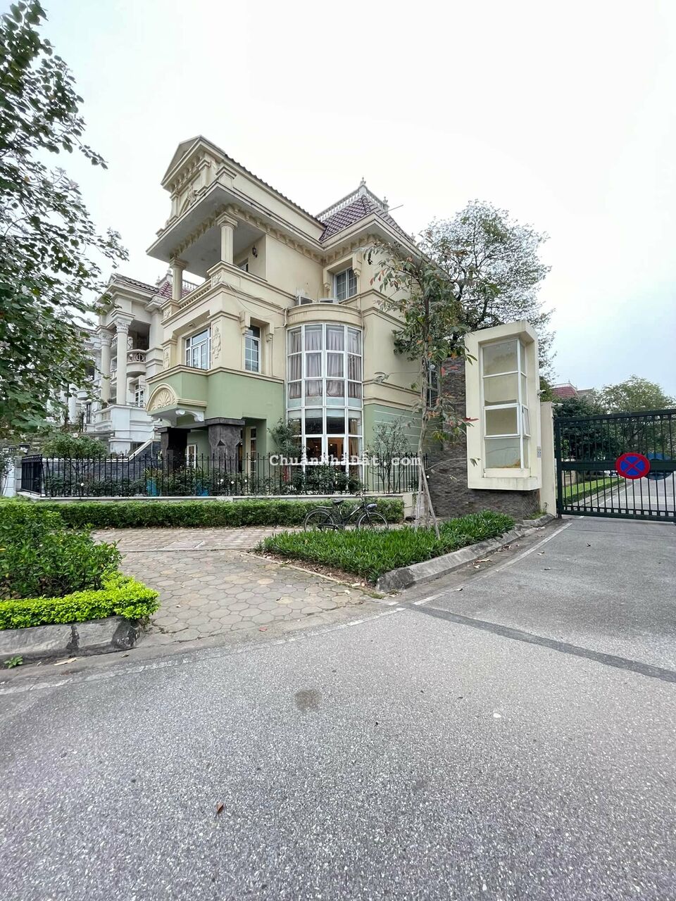 Biệt thự sân vườn Ciputra - 305m2 - lô góc 3 mặt thoáng - mặt đường chính Khu đô thị