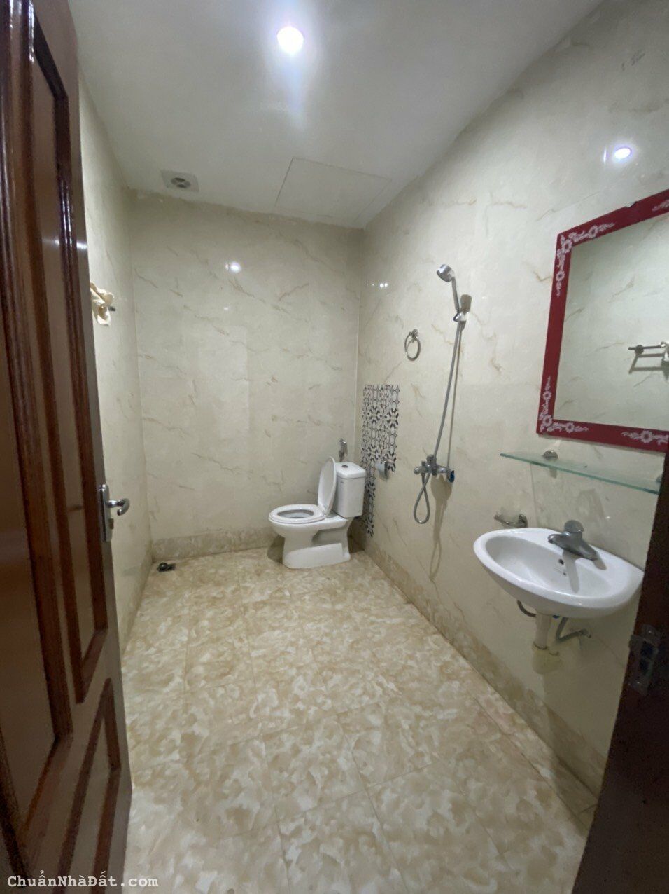 Bán căn hộ Hạ Đình 206m2 7 phòng cho thuê 30tr/tháng giá 3.9 tỷ căn góc