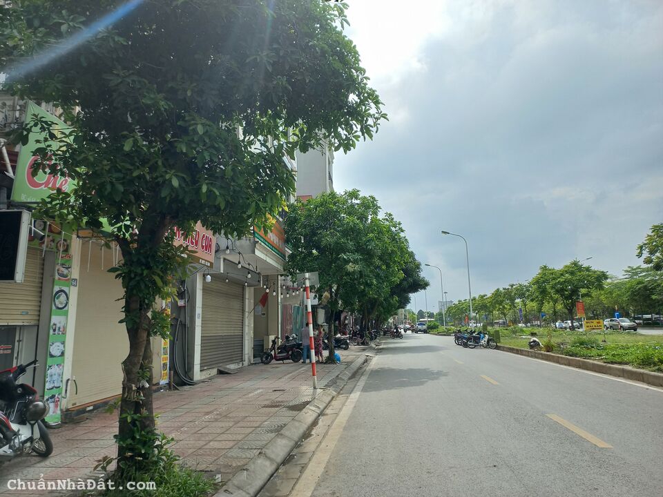 Bán nhà mặt phố Cổ Linh, 155m x 5t thang máy, mt 6.5m, vỉa hè, KD đỉnh. LH: 0396931899.