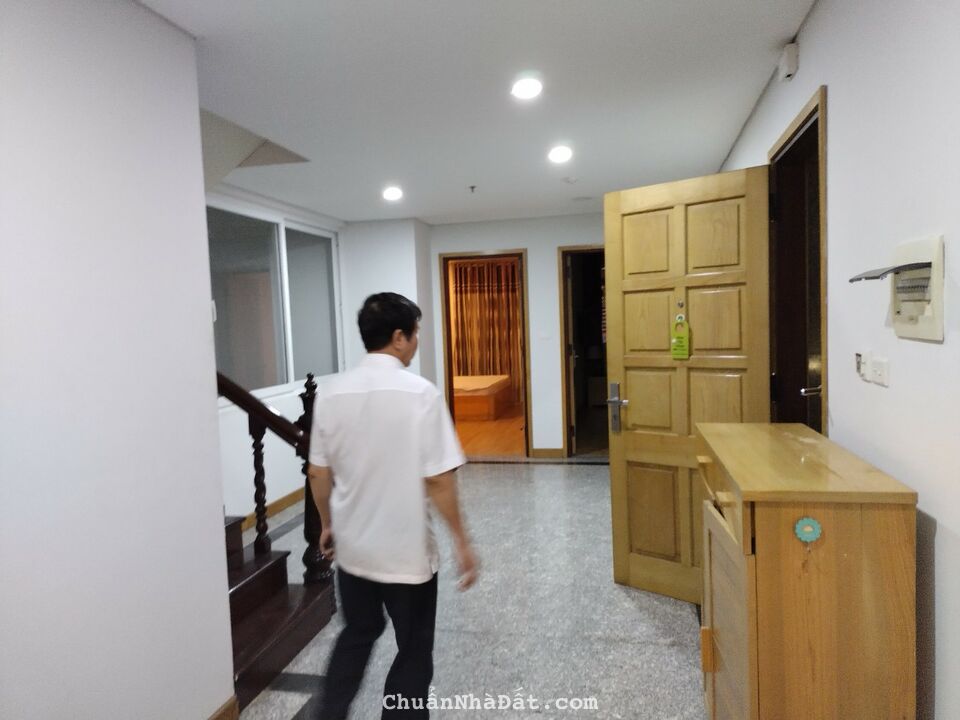 Cho thuê căn hộ Duplex khu Linh Lang. 2 tầng 150m2, 3PN. Full đồ.