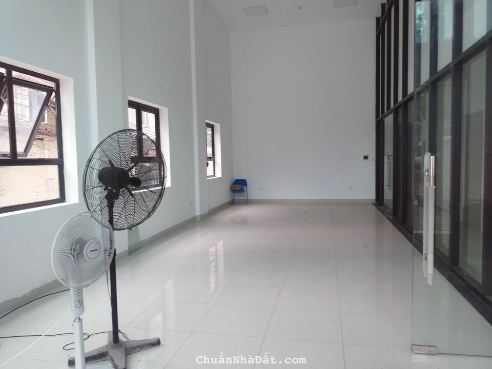 Cho thuê mặt bằng 55rm2 và 90m2, chân tòa nhà VP. Ngọc Khánh