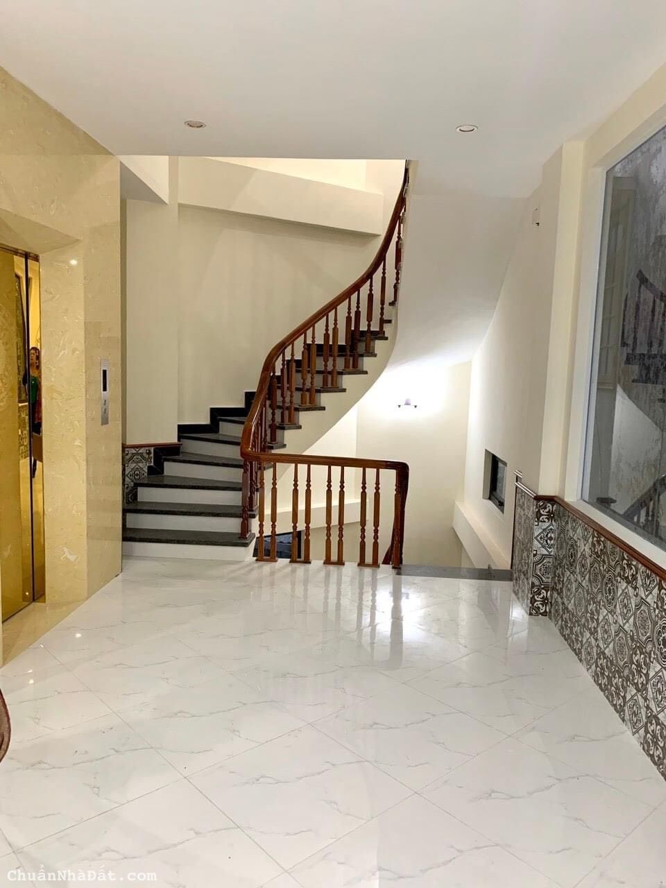 Bán tòa văn phòng Lĩnh Nam, LÔ GÓC, MẶT TIỀN 9.4m, 7 TẦNG THANG MÁY, VỈA HÈ, 96m2, 18 tỷ