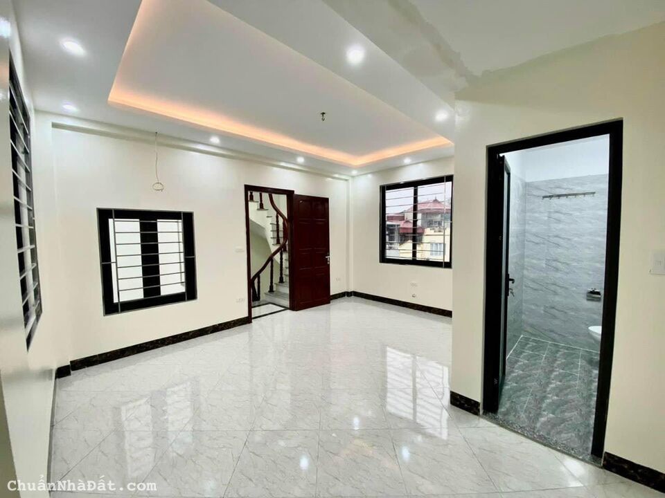 Bán nhà 6 tầng phố Lĩnh Nam, ngõ thông, ô tô đỗ cửa, 45m2, 4.75 tỷ