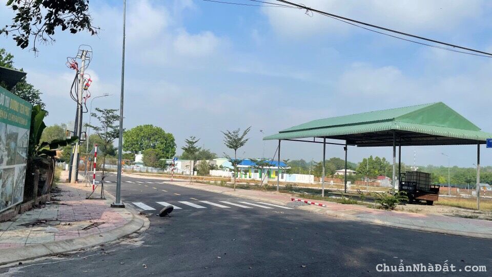 Cha em cần tiền gấp nên sang lại lô đất 100m2, 700trieu, mặt tiền đường DT747, SHR