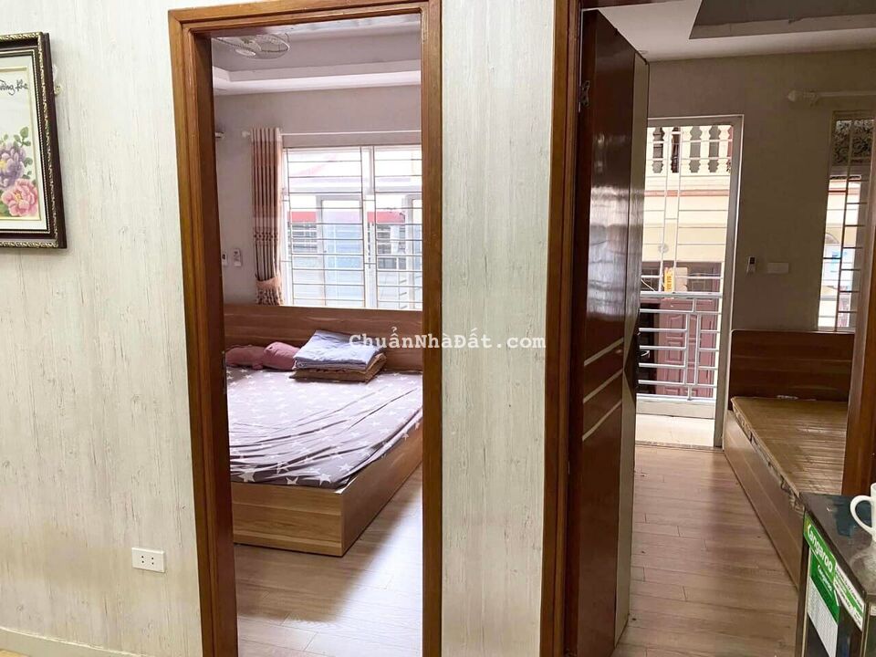 Nhỉnh 1 tỷ hộ khẩu Cầu Giấy 45m2,2PN, Tặng nội thất