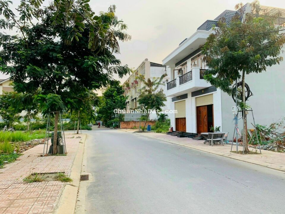 Bán nhà phố xây sẵn hoàn công ra sổ 100m2 1 trệt 2 lầu. Ngay cổng sau Pouchen. Biên Hoà