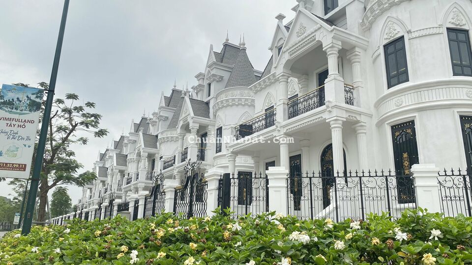 BÁN BIỆT THỰ LÂU ĐÀI CIPUTRA CỰC ĐẸP CẠNH VƯỜN HỒNG