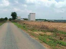 CẦN BÁN GẤP lô đất ngan 10x100 giá chỉ có 450tr ai cần a lô em nhe