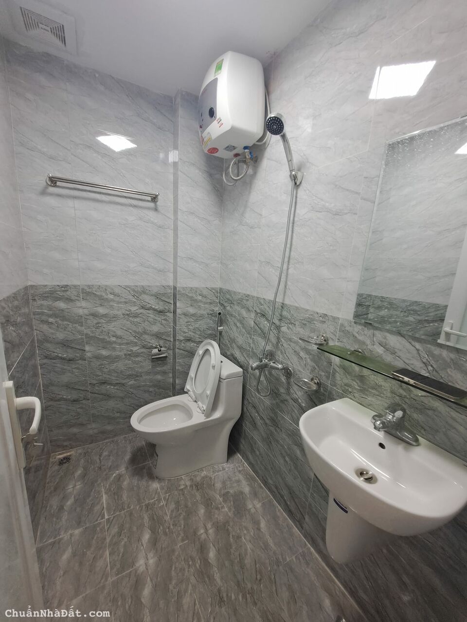 sở hữu nhà đep phố Văn Cao 45m x 5tằng . mặt tiền 4.1m  . chỉ nhỉnh 4 tỷ 