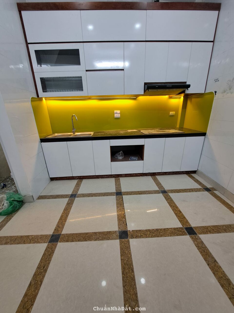 sở hữu nhà đep phố Văn Cao 45m x 5tằng . mặt tiền 4.1m  . chỉ nhỉnh 4 tỷ 