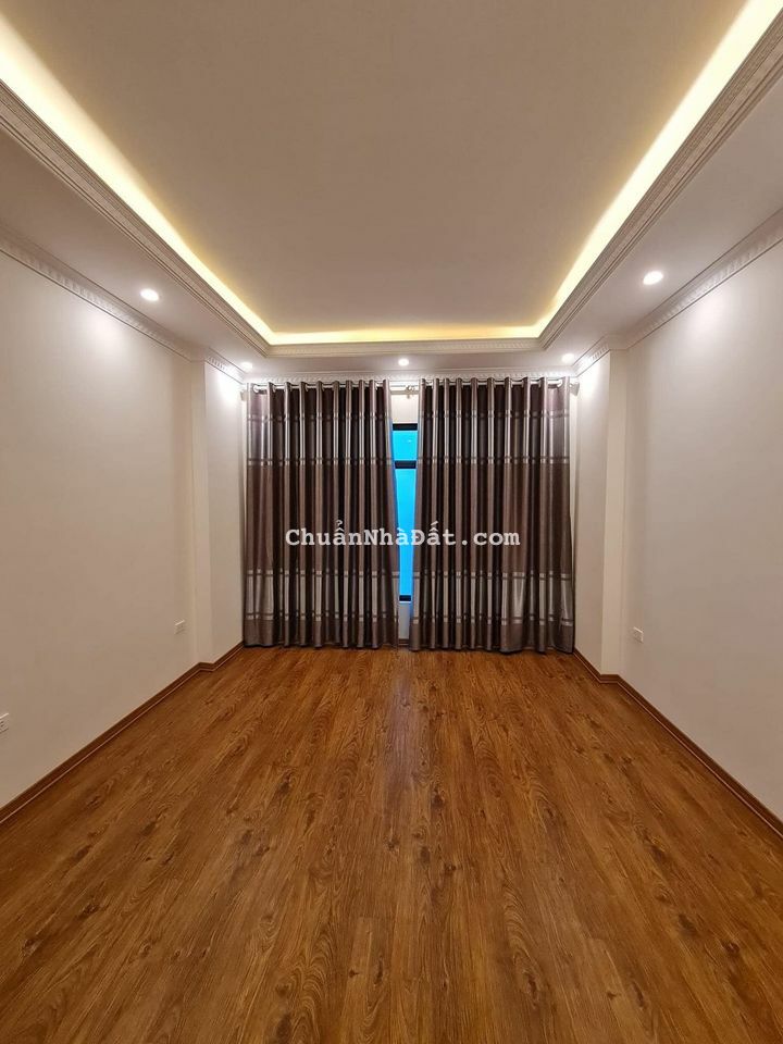 Sở hữu nhà phố vip Văn Cao. Nhỉnh 3 tỷ 34m2x4T, sổ đỏ vuông, dân trí cao, gần oto