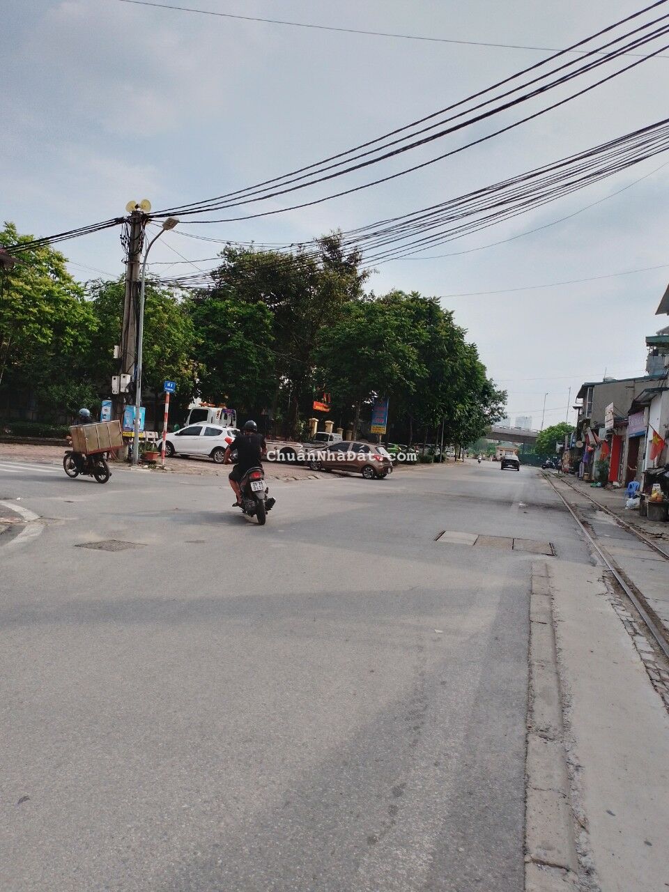 Đất đẹp Phố Thượng Thanh,lô góc,20m ra ô tô tránh,gần chợ,gần trường học các cấp