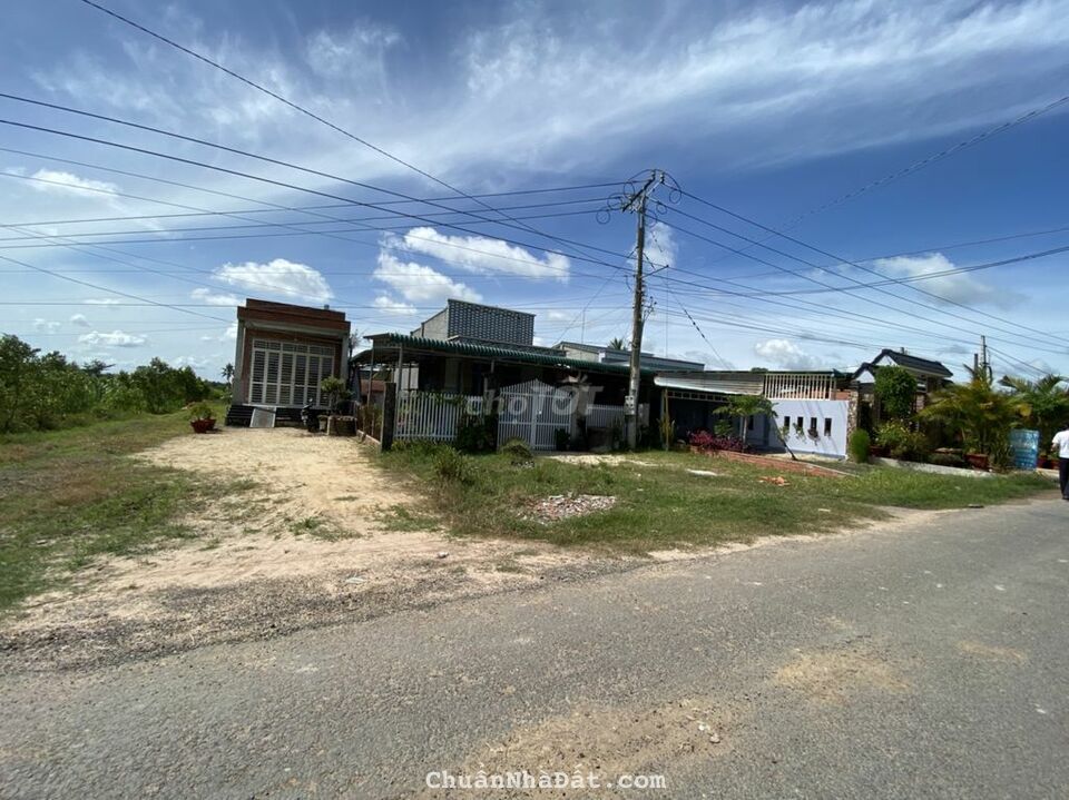 Đất 200m2 thổ cư 100% đường 20m ngay chợ Bến Cầu