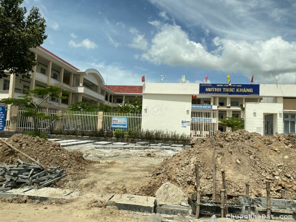 Đất 200m2 thổ cư 100% đường 20m ngay chợ Bến Cầu