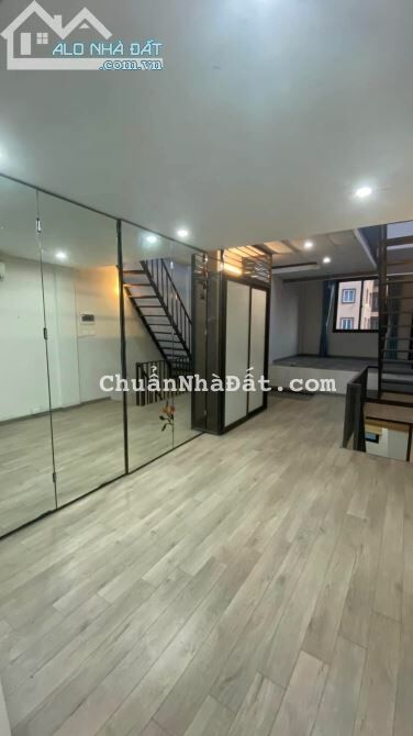 Mặt Phố Long Biên, hàng xóm Vinhomes, 5 tầng, 36m2, đường 12m, vỉa hè 3m, 5.6 tỷ.