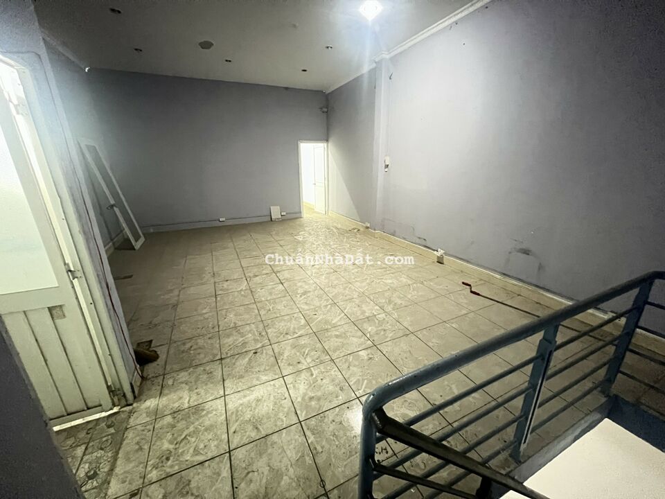 Nhà cho thuê mặt tiền đường Nguyễn Văn Cừ, Quận 1, 60m2, 40tr/tháng