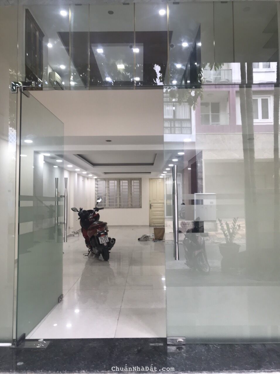 Cần cho thuê nhà phố Mỹ Toàn, đường nội khu, thang máy, 6 phòng. Giá: 53 triệu/ tháng.