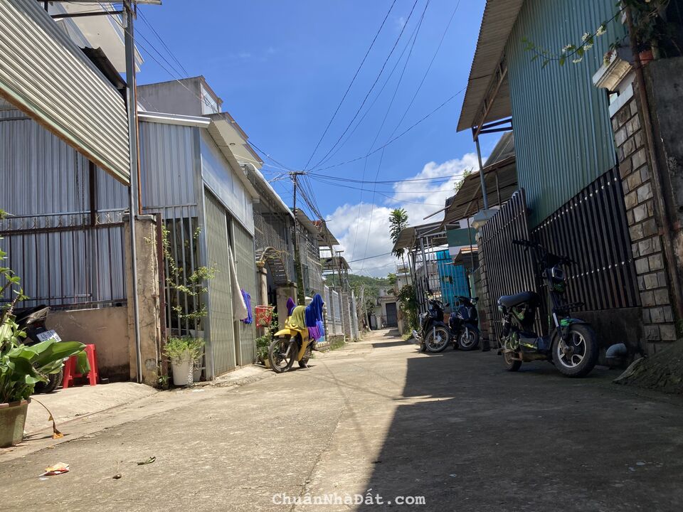 BÁN NHÀ NGAY TRUNG TÂM THỊ TRẤN ĐINH VĂN 