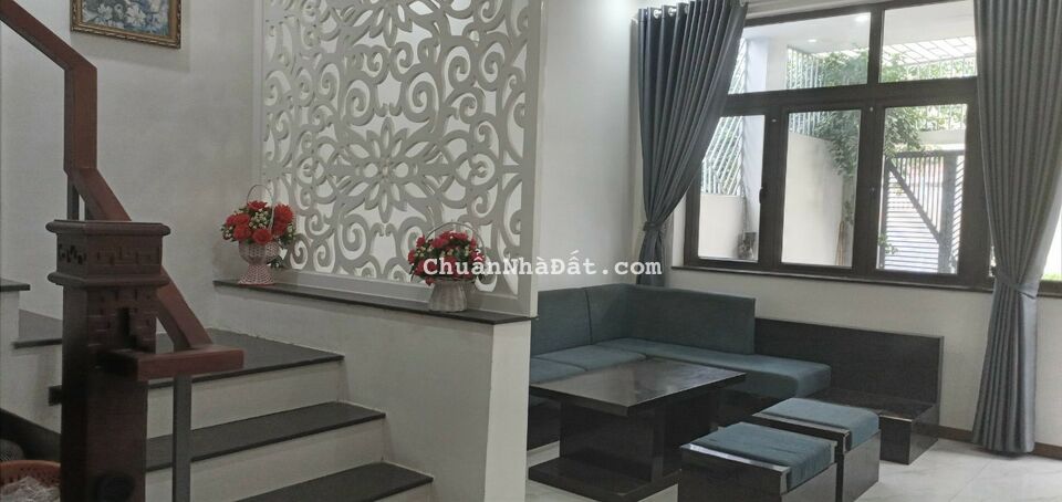 Cần bán căn nhà vào ở ngay bên hông siêu thị Go đi vào, đường rộng ô tô