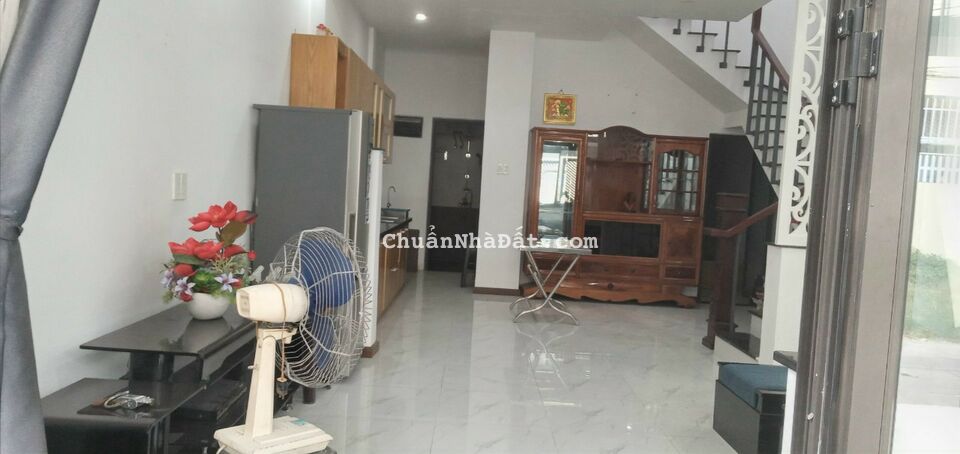 Cần bán căn nhà vào ở ngay bên hông siêu thị Go đi vào, đường rộng ô tô