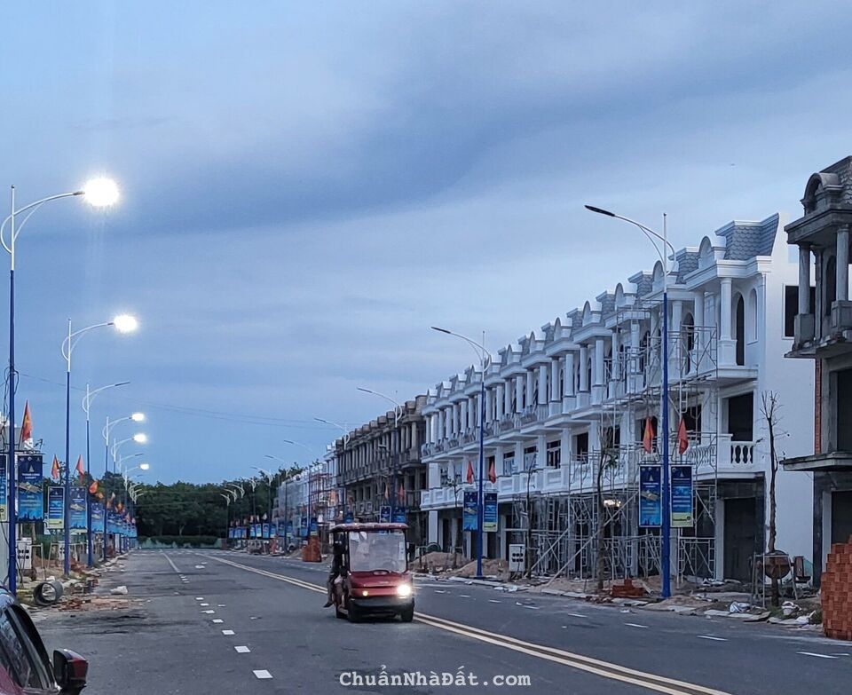 Cần bán nhà phố Bàu Bàng 1 trệt 2 lầu, mặt tiền đường 25m, diện tích 5 x 20m, 0932733878