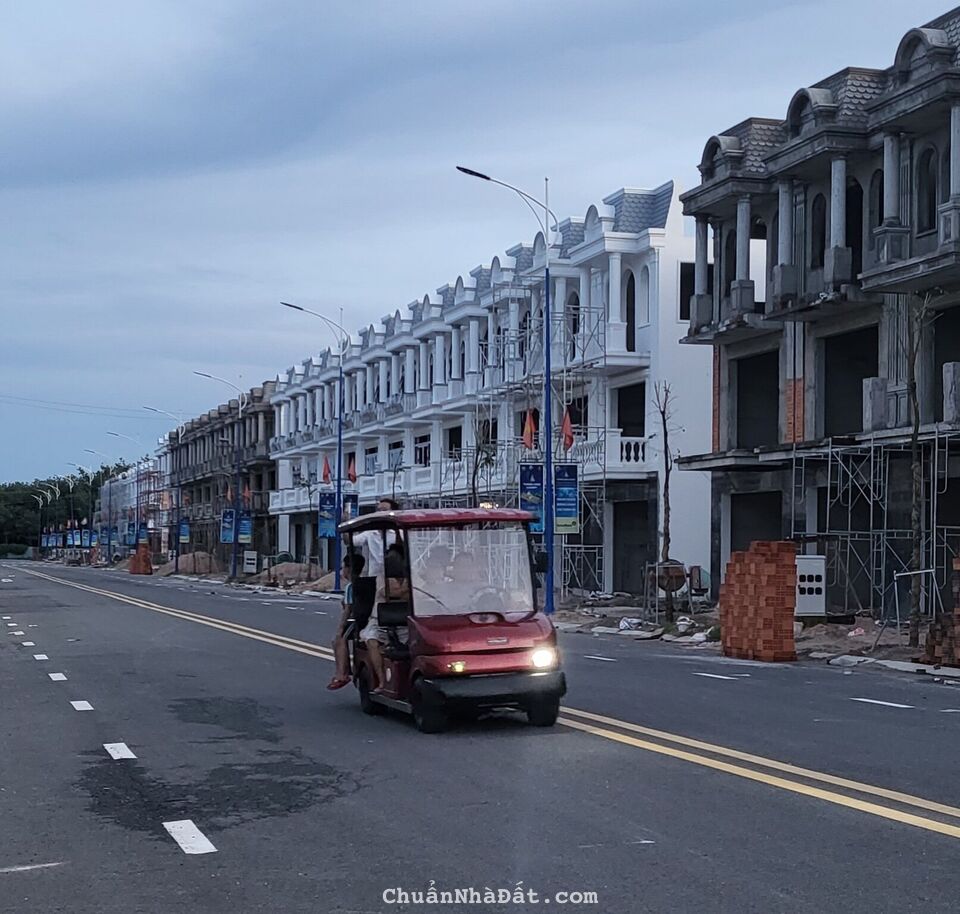 Cần bán nhà phố Bàu Bàng 1 trệt 2 lầu, mặt tiền đường 25m, diện tích 5 x 20m, 0932733878