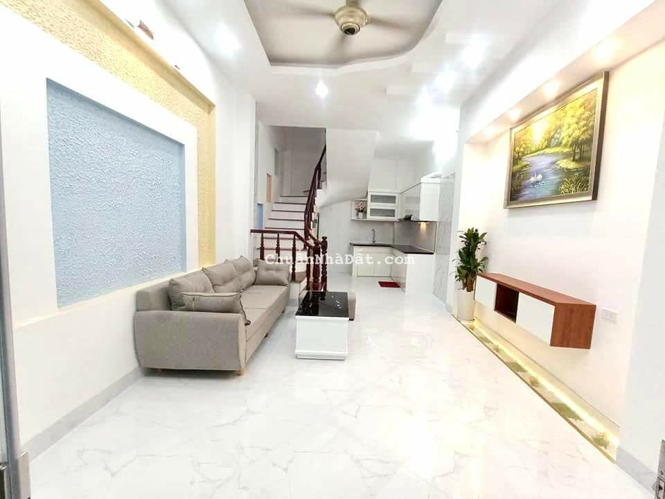 Bán nhà Hoàng Mai, Hoàng Mai 33m 5T Giá 3.48 tỷ, nhà mới đẹp, ngõ thông, tặng toàn bộ nội thất..