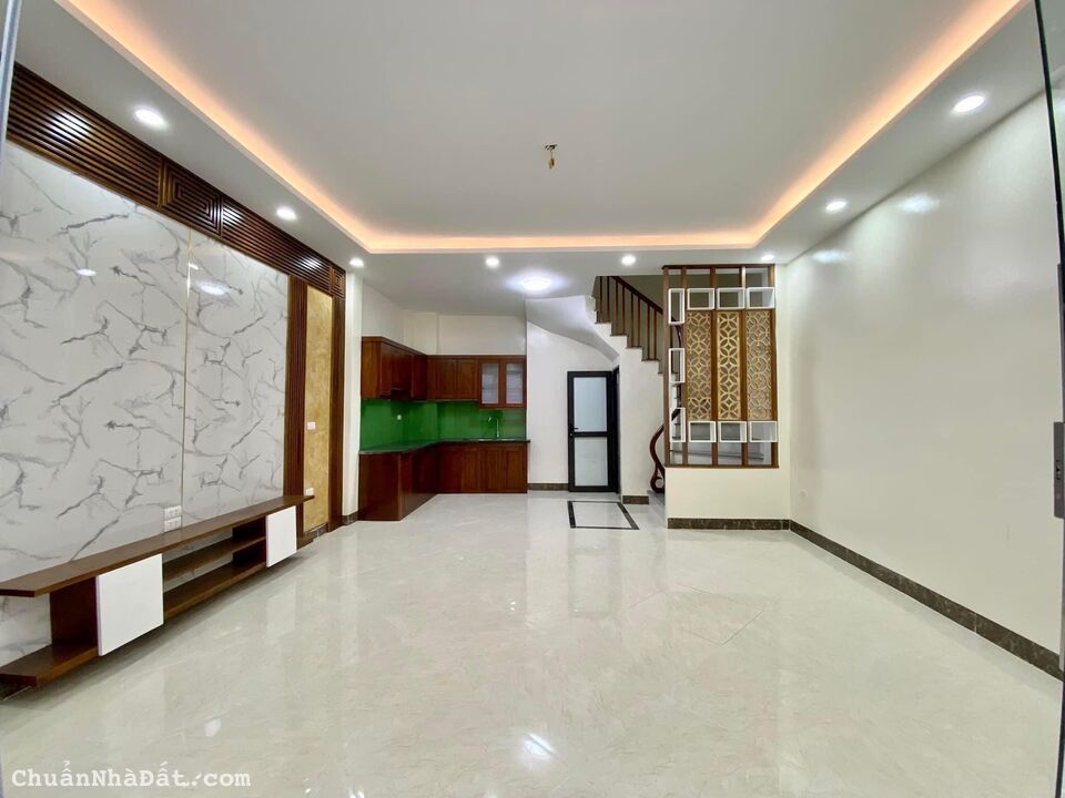 Cho thuê nhà phố THÁI THỊNH, 35M2X5T, thông sàn, oto đỗ cửa, giá 17tr/thg