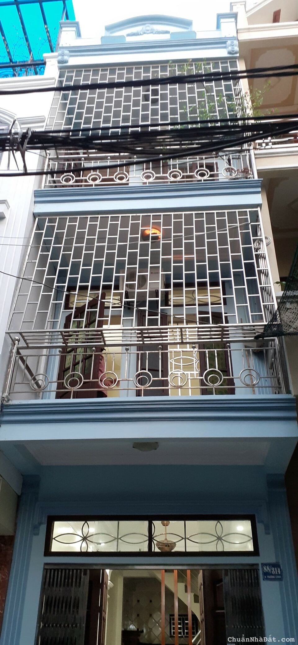 Nhà 3 tầng,2 ô tô chánh nhau,gần sân bóng,.đầy đủ nóng lạnh điều hòa,có thể mở b bán nhỏ Nhà 3 tầng,2 ô tô chánh nhau,gần sân bóng,.đầy đủ nóng lạnh điều hòa,có thể mở b bán nhỏ