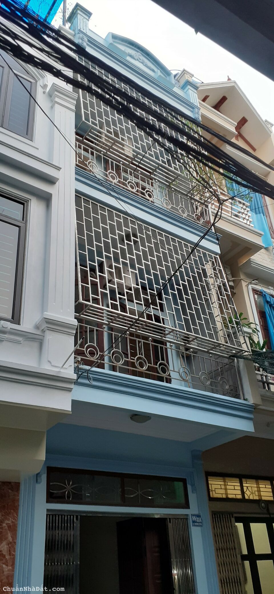 Nhà 3 tầng,2 ô tô chánh nhau,gần sân bóng,.đầy đủ nóng lạnh điều hòa,có thể mở b bán nhỏ Nhà 3 tầng,2 ô tô chánh nhau,gần sân bóng,.đầy đủ nóng lạnh điều hòa,có thể mở b bán nhỏ