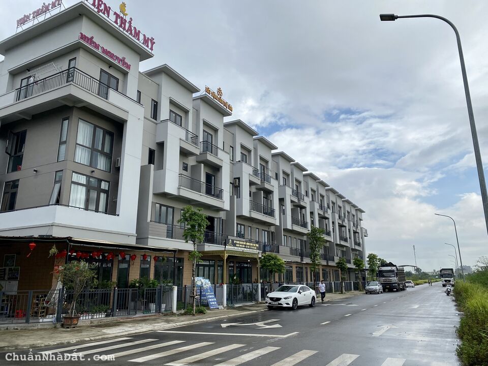 Shophouse đối diện chung cư như KDT nhanh chân khi giá còn thấp Shophouse đối diện chung cư như KDT nhanh chân khi giá còn thấp