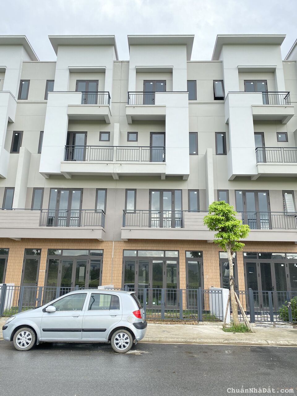 Shophouse đối diện chung cư như KDT nhanh chân khi giá còn thấp Shophouse đối diện chung cư như KDT nhanh chân khi giá còn thấp