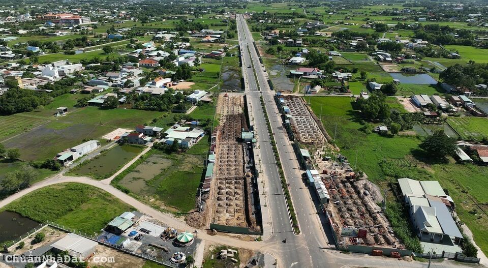 Hành trình trên đất Miền Tây chỉ với 2,5 tỷ đồng - Tuyến phố mặt tiền 30m. Hành trình trên đất Miền Tây chỉ với 2,5 tỷ đồng - Tuyến phố mặt tiền 30m.