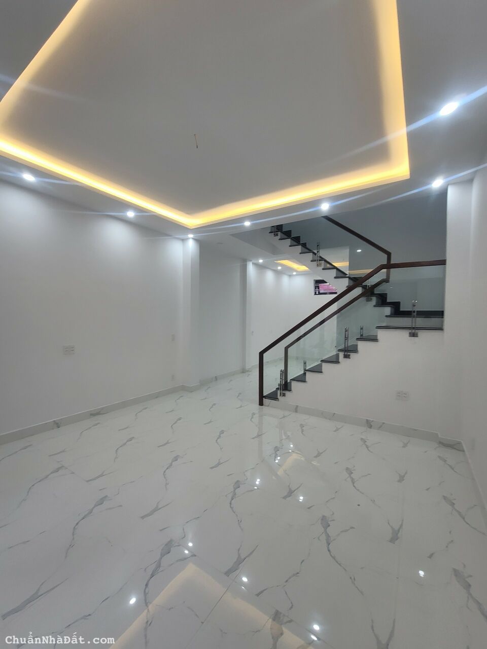 Bán nhà 3 tầng độc lập ,oto đõ thoải mái tại ngõ Chợ Hàng